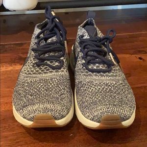 stylish flyknit air cushion